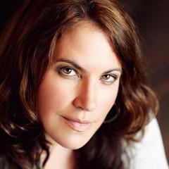 Tracey Garvis-Graves
